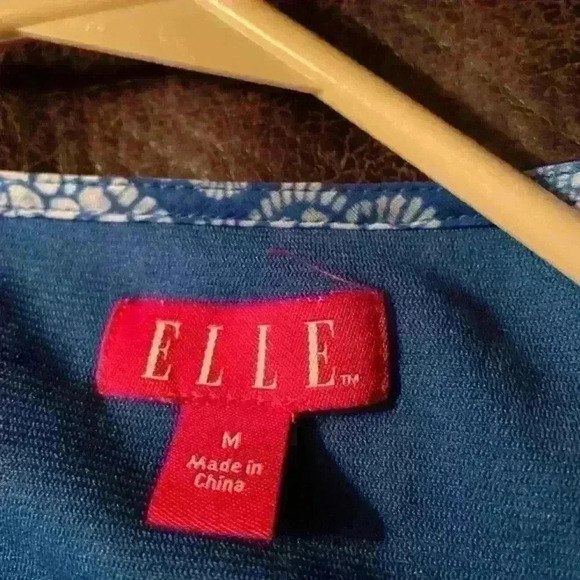 Elle flower print blue and white top‎ - Picture 2 of 5